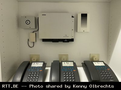 Voorbeel 2 (Senior module rechts en elektronische bel links) en 3x Maestro Classic